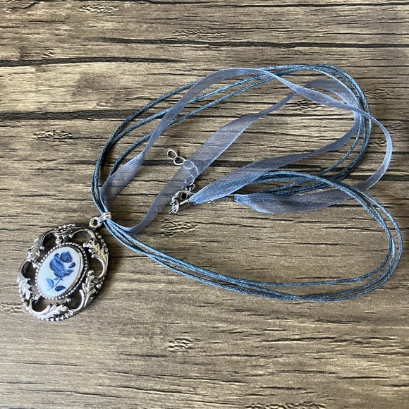 Vintage oval floral blue and white painted pendant necklace rose silver tone - Picture 2 of 6